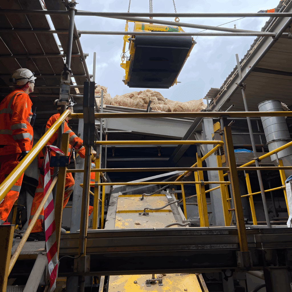 Magnetic belt conveyor lifted through the roof opening