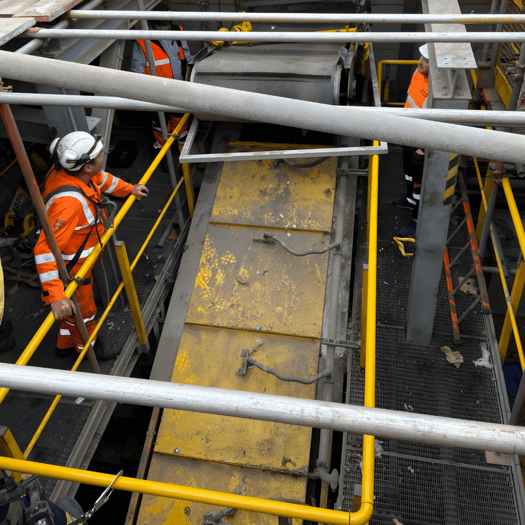 Rigger slinging the magnetic belt conveyor inside the plant