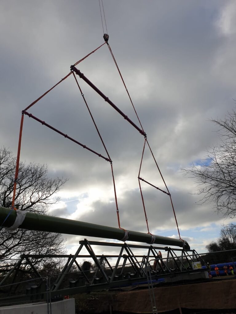 24te pipe bridge suspended from a 16m top spreader beam and two bottom spreader beams
